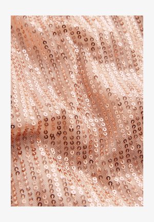 Gaiši rozā audums, kas pārklāts ar dažādu izmēru mirdzošiem spīdumiem, parādot atstarojošu spīdumu; gluda tekstūra ar viļņveida piekārtiem.
