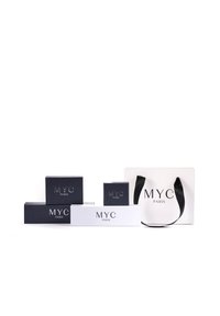 Zwart-witte cadeauboxen en een shoppingbag met "MYC PARIS" branding; de dozen hebben een gladde textuur, terwijl de tas een zwarte handgreep heeft.