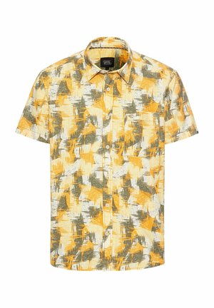 Chemise à manches courtes en jaune, vert et blanc avec des motifs géométriques abstraits ; elle possède un devant à boutons et un col standard.