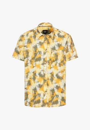 Chemise à manches courtes en jaune, vert et blanc avec des motifs géométriques abstraits ; elle possède un devant à boutons et un col standard.