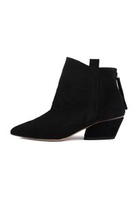 Czarne zamszowe botki sięgające kostki z szpiczastym noskiem, ozdobnym przeszyciem i niskim, skośnym obcasem. Posiadają pętelkę oraz zamek błyskawiczny z tyłu.