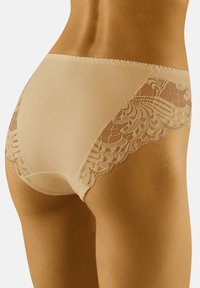 Beige damesondergoed met een gladde stof en complexe kantdetails aan de zijkanten, met een geschulpte rand.