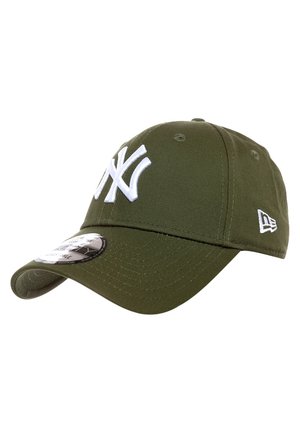 Oliwkowa czapka z daszkiem z białym haftowanym logo "NY" z przodu i logo New Era z boku, z zaokrąglonym daszkiem.