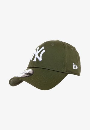 Oliwkowa czapka z daszkiem z białym haftowanym logo "NY" z przodu i logo New Era z boku, z zaokrąglonym daszkiem.
