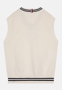 Gilet senza maniche in maglia color crema con texture a coste, caratterizzato da un colletto a righe in blu navy e rosso, e un orlo aderente con un motivo a righe simile.
