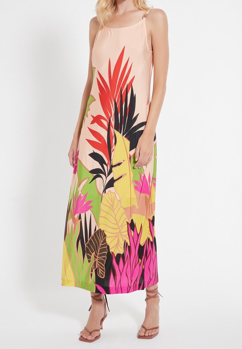 Robe longue sans manches en pêche, ornée d'un imprimé botanique vibrant avec des feuilles rouges, vertes et noires. Tissu lisse et design longueur cheville.