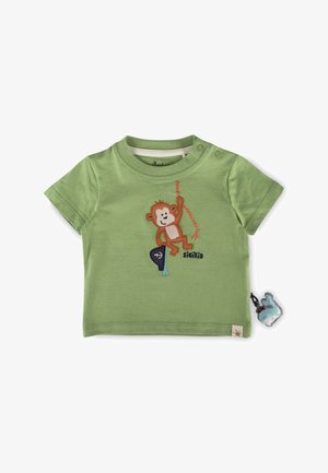 Maglietta verde per bambino piccolo con una scimmia sorridente ricamata che sale su una corda rossa e la scritta "sigikid" sul davanti, maniche corte, due bottoni a pressione sulla spalla.