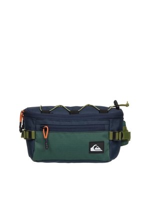 Sac banane rectangulaire bleu marine et vert avec poche avant zippée, bretelles réglables, cordon de serrage sur le dessus et patch logo noir et blanc.