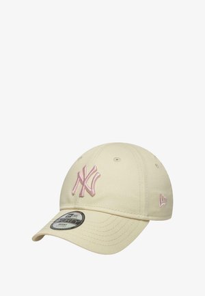 Helle beigefarbene Kappe aus Baumwolle mit strukturiertem Design. Auf der Vorderseite befindet sich ein pink gesticktes "NY"-Logo und eine pinke Akzentuierung an der Seite.