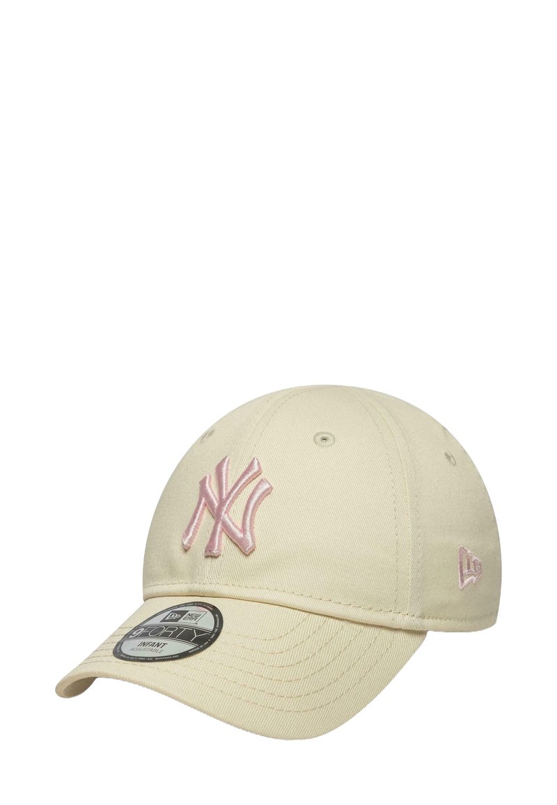 Helle beigefarbene Kappe aus Baumwolle mit strukturiertem Design. Auf der Vorderseite befindet sich ein pink gesticktes "NY"-Logo und eine pinke Akzentuierung an der Seite.