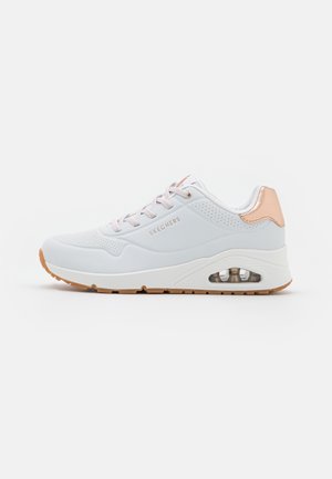 Witte Skechers sneaker met roségouden hiel detail, geperforeerd bovenwerk, gevoerde zool met zichtbare luchtunit en een buitenzool van natuurrubber.