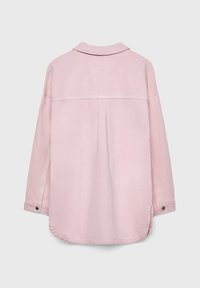 Camisa de manga larga color rosa claro con cuello, puños abotonados y dobladillo curvo. Presenta un yugo trasero y una textura sutil.