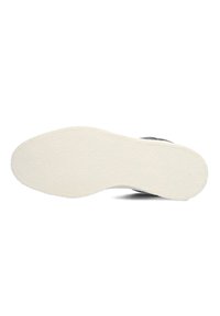 Schoenzool met een gestructureerd wit rubberen oppervlak, ronde vorm en lichte kromming naar de hak, ontworpen voor grip en duurzaamheid.