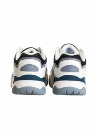 Scarpe atletiche bianche con un accento blu navy, presentano una tomaia in rete testurizzata, un collare imbottito e una suola spessa in gomma grigia.