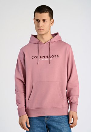 Rosa Baumwoll-Hoodie mit einer frontalen Tasche, Kapuze mit Kordelzug und aufgedrucktem "COPENHAGEN LINDBERGH"-Logo in Dunkelbraun. Weicher Stoff, lässige Passform.