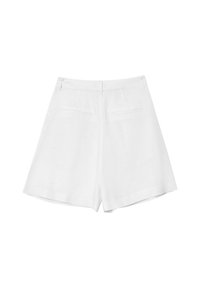 Pantaloni corti di lino bianchi con una texture liscia, caratterizzati da un design sartoriale, due tasche posteriori e orli delle gambe ben rifiniti.
