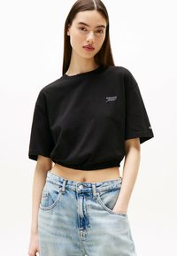Tommy Jeans CROPPED LOOSE OPEN BACK  - Camiseta estampada - black