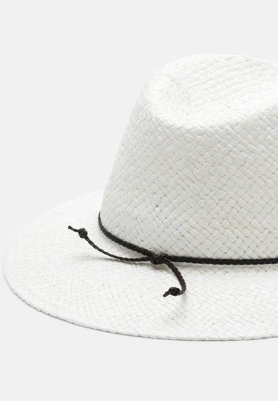 Chapeau fedora en paille tissée blanche avec un cordon tressé noir noué en nœud autour de la base de la calotte.