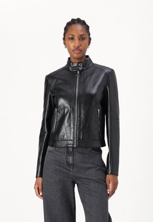 Črna usnjena jakna z stojalko, sprednjim zadrgo in dvema stranskima žepoma. Ima oblikovane šive in krajši dizajn.