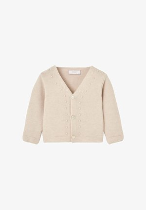 Cardigan beige tricoté pour bébé, manches longues, col en V, trois boutons sur le devant, avec un discret motif de points en relief sur les panneaux avant.