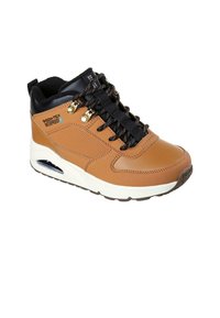 Zapatilla impermeable marrón de caña alta con cuello acolchado negro, cordones negros, suela blanca y detalle de talón con amortiguación de aire.