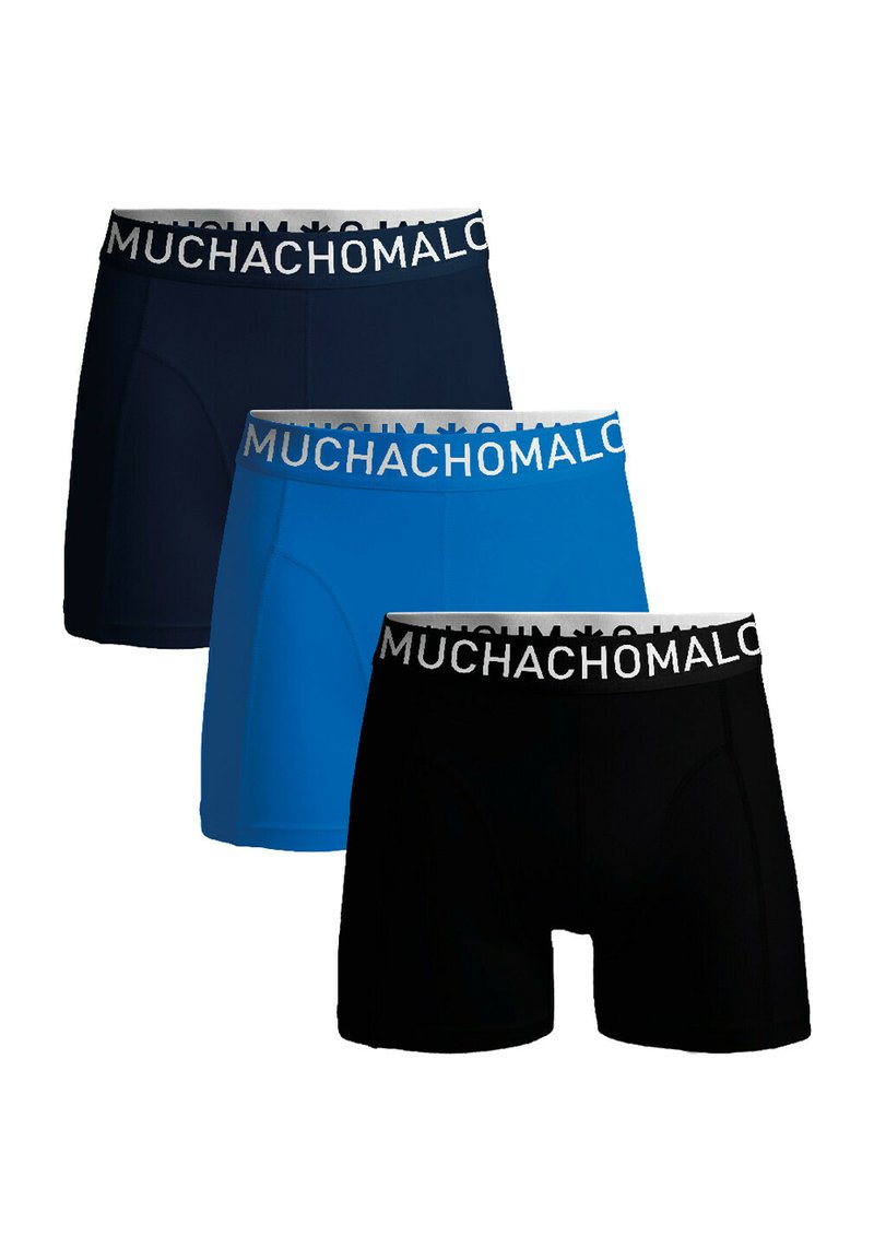 Tri páry pánskych boxeriek v námorníckej, modrej a čiernej farbe. Každé majú mäkký pás so značkou "MUCHACHOMALO" v bielej farbe.