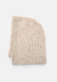Vaaleanbeige neulepipo, joka on valmistettu pehmeästä villasta. Siinä on pystysuuntainen ribbitekstuuri, pyöreä yläosa ja käännetty helmaversio lisälämpöä varten.