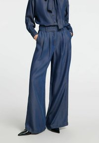 MIT WEITEM BEIN CHAMBRAY - Široké džíny - dark blue