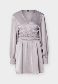 Φόρεμα από απαλό μωβ σατέν με μακριά φουσκωτά μανίκια, V-λαιμόκοψη, ελαστική σούρα στη μέση και φαρδιά μανσέτα με υφή.