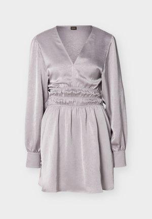 Φόρεμα από απαλό μωβ σατέν με μακριά φουσκωτά μανίκια, V-λαιμόκοψη, ελαστική σούρα στη μέση και φαρδιά μανσέτα με υφή.