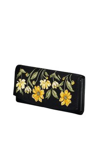 Clutch de tela negra con flores bordadas en amarillo y crema y hojas verdes a lo largo de la solapa frontal.