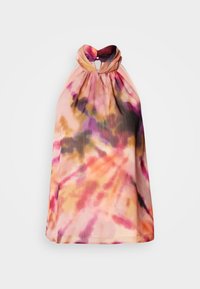 Robe sans manches à col halter avec encolure froncée dans un motif tie-dye rose, orange, violet et noir sur tissu léger.