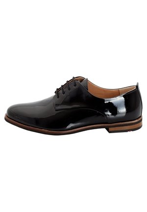 Chaussure habillée en cuir verni noir avec un bout rond, six œillets et une semelle fine brune. Présente un minimum de coutures et une finition lisse.