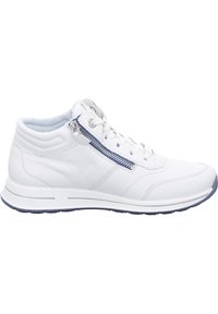 Weiße Leder-Sneaker mit strukturierten Oberflächen, seitlichem Reißverschluss, Schnürsenkeln und einem gepolsterten blauen Innenraum auf einer weißen Sohle.