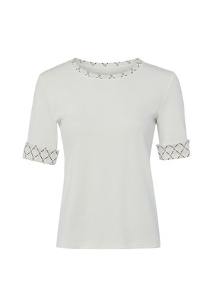 Wit shirt met korte mouwen en een zwart-witte patroonbies op de kraag en opgerolde mouwboorden.