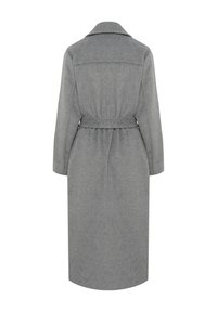 Langer grauer Mantel aus strukturiertem Wollstoff, mit einem Kragen, taillierter Taille und geradem Saum. Einfaches, funktionales Design.