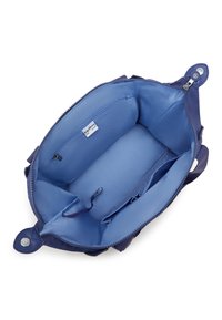 Interno di un borsa blu navy con fodera azzurra. Include una tasca con zip, tasche a soffietto e una clip sicura. Texture liscia e materiale resistente.