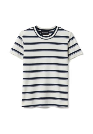 Witte T-shirt met korte mouwen met gelijkmatig verdeelde horizontale marineblauwe strepen en een marineblauwe ronde hals.