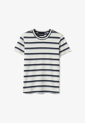 T-shirt blanc à manches courtes avec des rayures horizontales bleu marine réparties uniformément et un col rond bleu marine.