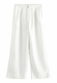 Bílé lněné kalhoty culottes s uzavíráním na knoflíky a skladaným pasem, mají široké nohavice a hladkou, lehkou texturu látky.