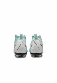 Une paire de chaussures de football vert menthe avec des accents roses, montrant le design arrière et les détails de la marque, posées sur un fond blanc.
