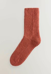 Gestreifte Socke in Rostfarbe, aus strukturiertem Stoff mit subtilen Variationen. Verfügt über eine verstärkte Ferse und ein abgerundetes Zehendesign.