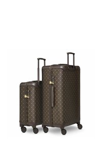 Ensemble de valises marron à motifs présentant un design géométrique, composé de matériaux durables, avec quatre roues, des poignées rétractables et des fermetures zippées.