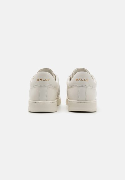 Hvide lædersneakers med en glat tekstur, rund tå og lav overdel. Har guld "BALLY" branding på hælen og en gummisål.