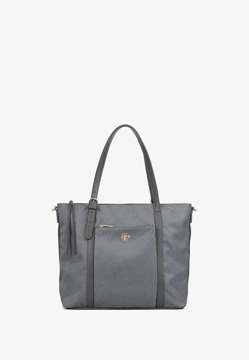 Borsa a tracolla grigia con texture, dotata di doppio manico, tasca frontale con zip e dettagli del logo dorato. Materiale liscio con leggeri motivi geometrici.