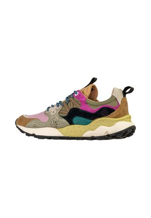 Sneaker multicolore con pannelli in pelle scamosciata e mesh, lacci blu, intersuola gialla strutturata, suola nera e linguetta sul tallone, vista laterale.