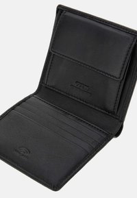 Portefeuille en cuir noir avec plusieurs emplacements pour cartes, une poche à rabat à l'avant et des détails en logo embossé. Texture lisse et design épuré.