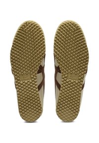 Sneaker marroni e crema con suola in gomma testurizzata; presentano un motivo distintivo e il marchio Onitsuka Tiger sulla suola.