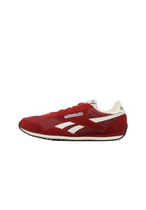Rode en witte low-top Reebok sneaker met suède en mesh panelen, logo aan zijkant en hiel, en zwarte rubberen zool, weergegeven vanaf linkerzijde.