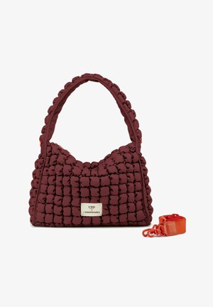 Burgunderfarbene Handtasche mit strukturiertem Design und gepolstertemLook. Inklusive einem abnehmbaren orangefarbenen Trageriemen und einem metallischen Logodetail.